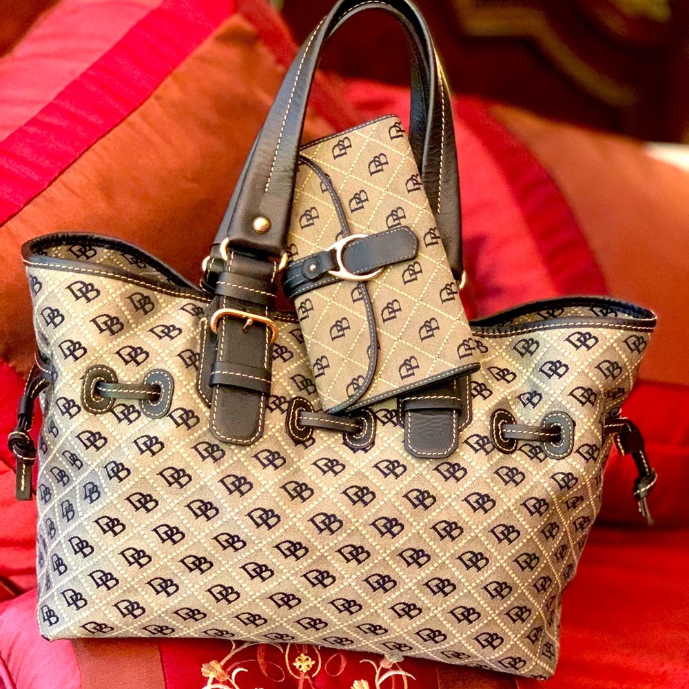 👜👛DOONEY & BOURKE SET GOOD CONDITION